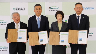 締結式の様子 （左から 別海町森林組合 代表理事組合長　池田 實 様、学校法人酪農学園 理事長　髙島 英也 様 雪印メグミルク株式会社 常務執行役員　畑本 二美、農林中央金庫 理事専務執行役員　尾崎 太郎 様）