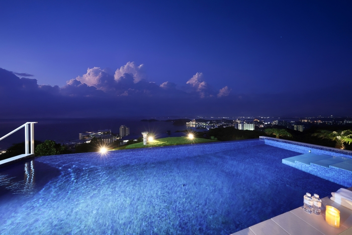 和歌山の海を一望できるプール