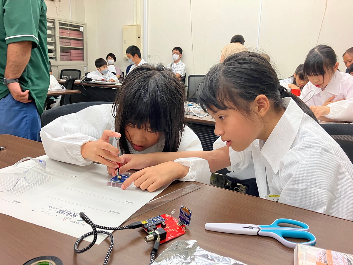 小学生が素粒子検出器を組み立て