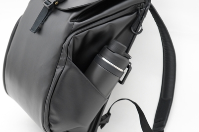 サイドポケットをはじめ多彩なポケットを搭載