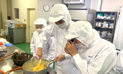 橋本食糧工業で試作する学生の様子