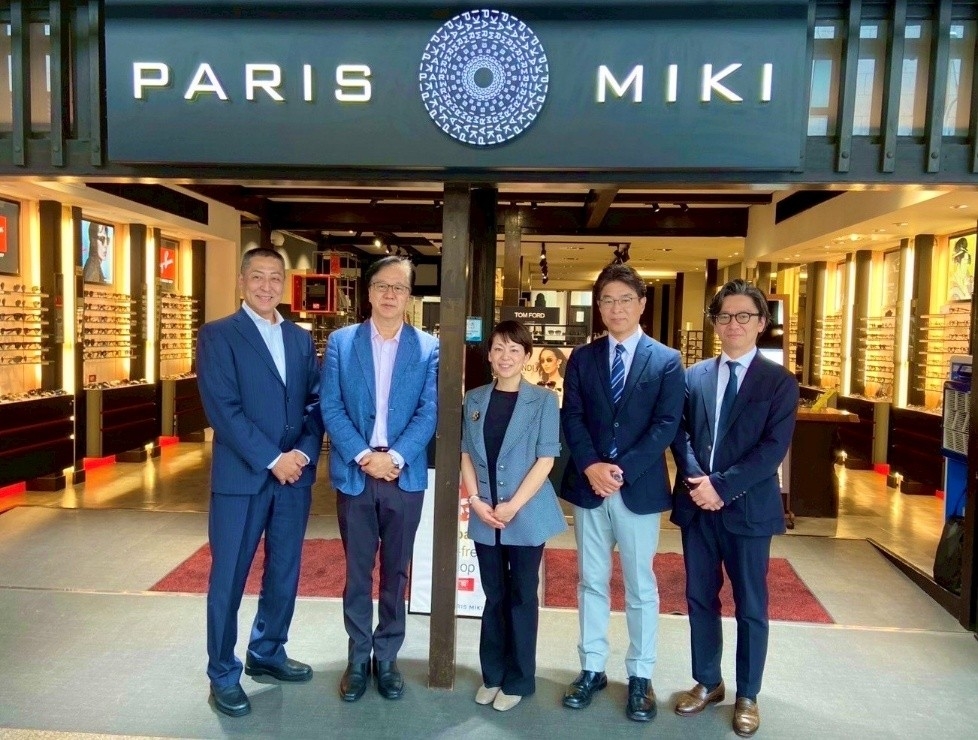 (写真左より) 彌榮自動車 代表取締役社長 粂田 晃稔 様、京都こども宅食プロジェクト 代表 畑山 博 様、ママキラ☆プロジェクト 代表 上川 里枝 様、パリミキ 代表取締役社長 恒吉 裕司、パリミキ 営業本部長 成尾 斗夢