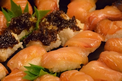 八丈島観光協会WEBサイトより／島寿司　※画像はイメージで、実際に饗されるオードブルと見た目が異なる場合がございます