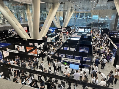 多くの来場者で賑わう展示エリア。熱気に溢れる初日の会場風景