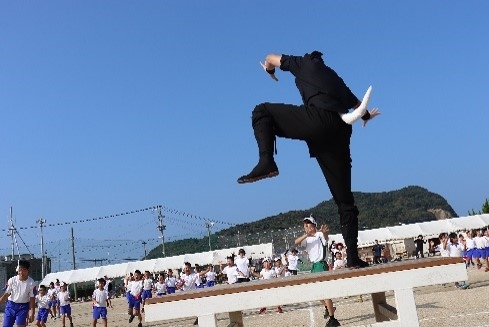 写真:「幼・小・中連合体育大会」開会式で実施したキツネ体操