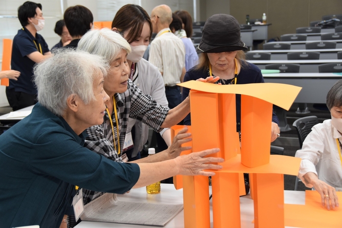 力を合わせてオレンジタワー作り