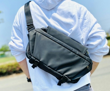 ブラックの表面生地には光沢を抑える高品質ナイロンを採用。 落ち着いた色合いを演出しています。