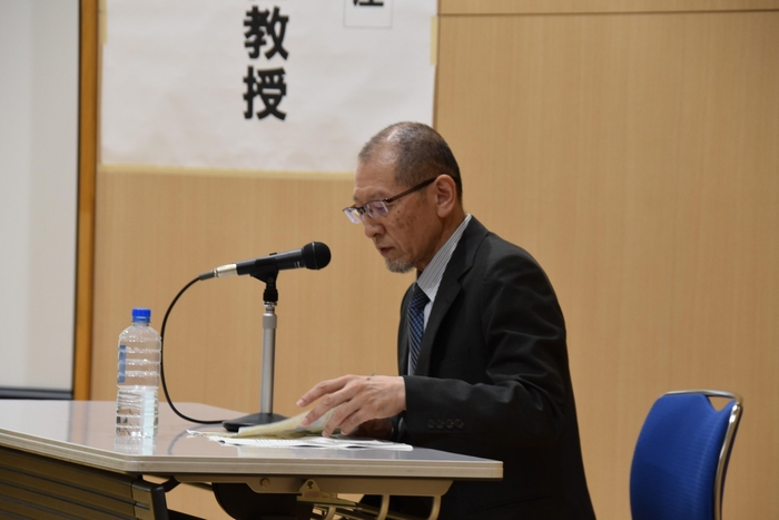 森特任教授を紹介する山田教授