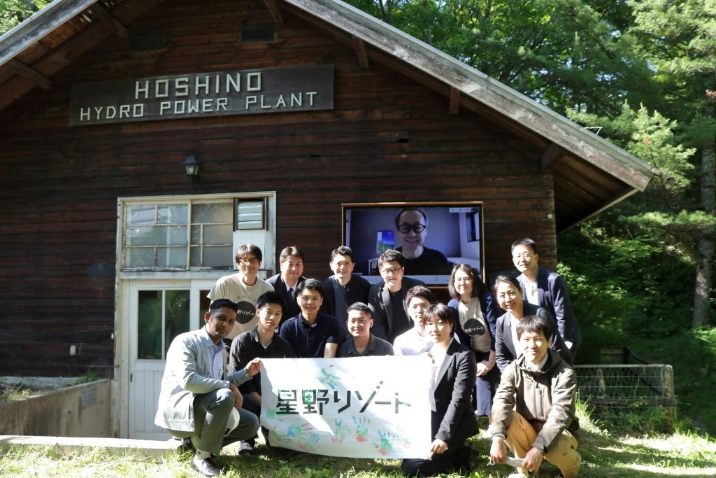 2021年度6月の入社式の様子(星野エリアの水力発電所の前)