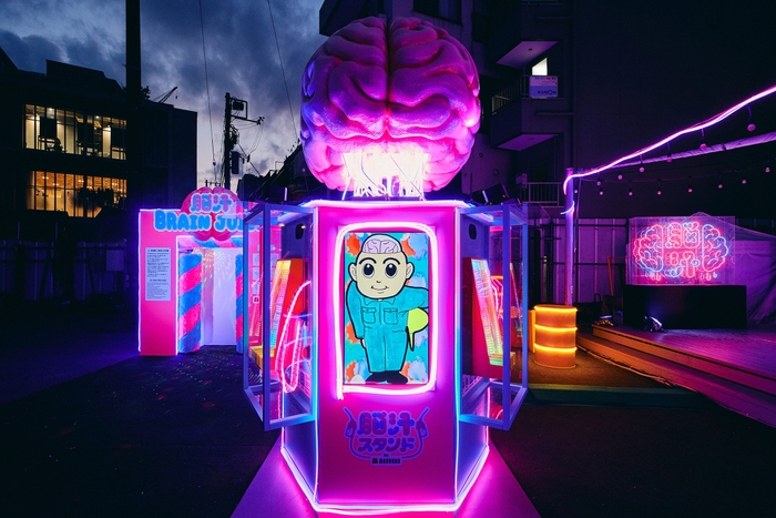 巨大な脳が光輝く「脳汁スタンド」