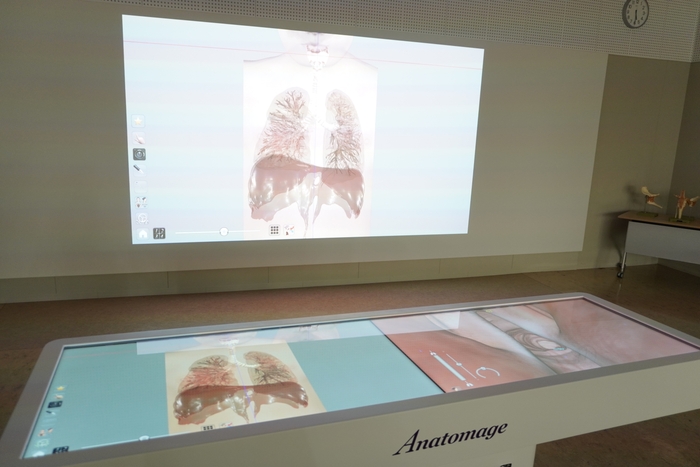 最先端機器「アナトマージテーブル」。解剖学の観点から、体内の臓器、筋肉、神経の細部に至るまで投影することができます。