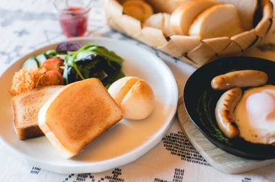 つの食パンの朝食イメージ