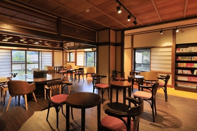 1,000冊以上の本を取り揃える＜カフェ＆ライブラリー＞