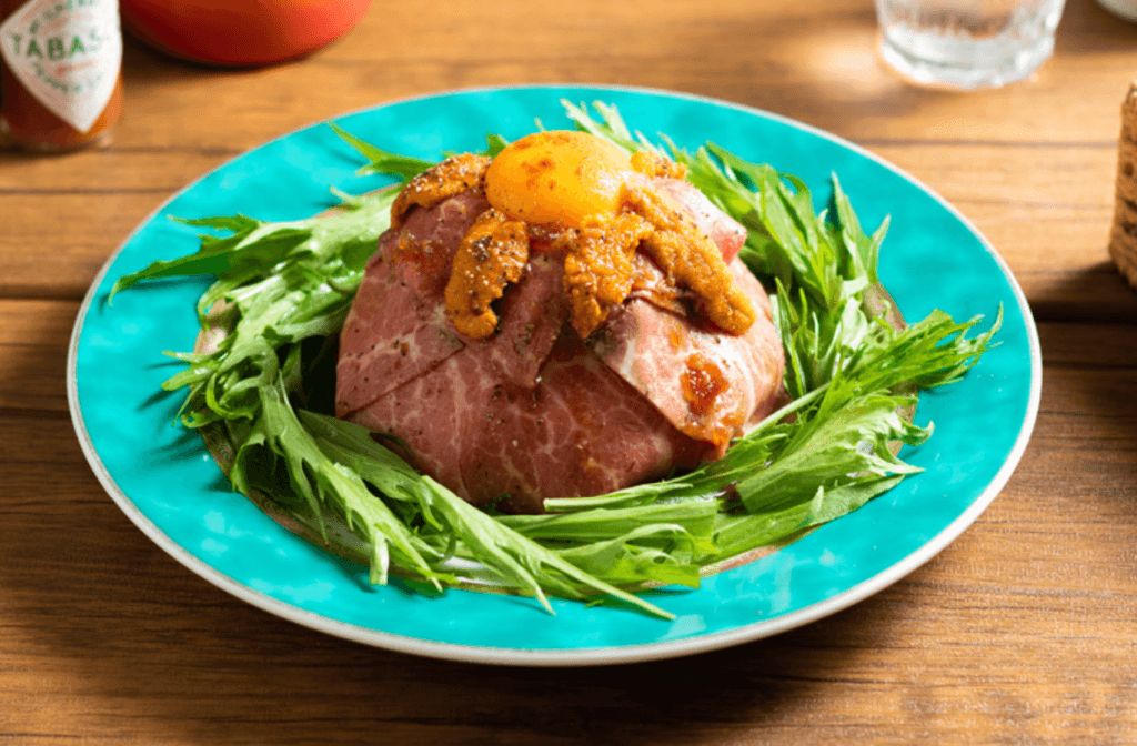 贅沢の極み!ローストビーフ丼に雲丹をちらした『ローストビーフフォール 雲丹ちらし』