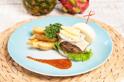 朝食のメインは琉球アメリカンをテーマにした4種類の中から選べます