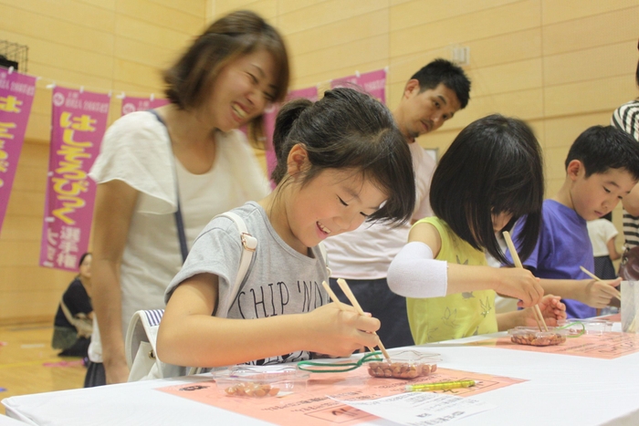 お箸でそろばん珠をつかむゲームは参加者に大人気!