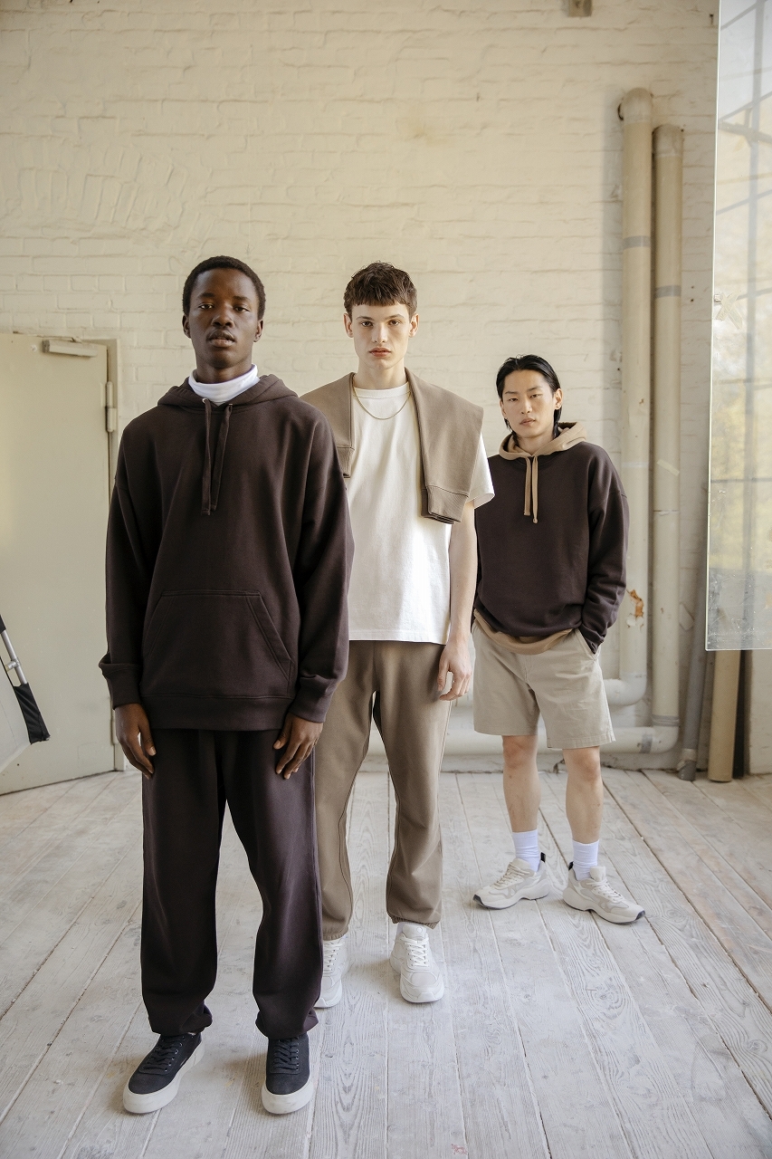 (左)スウェットパーカ¥4,999 スウェットジョガーパンツ¥3,999 (中)Tシャツ¥1,799 肩にかけたスウェットシャツ¥3,999 スウェットジョガーパンツ¥3,999 (右)スウェットシャツ¥3,999 中に着たスウェットパーカ¥4,999