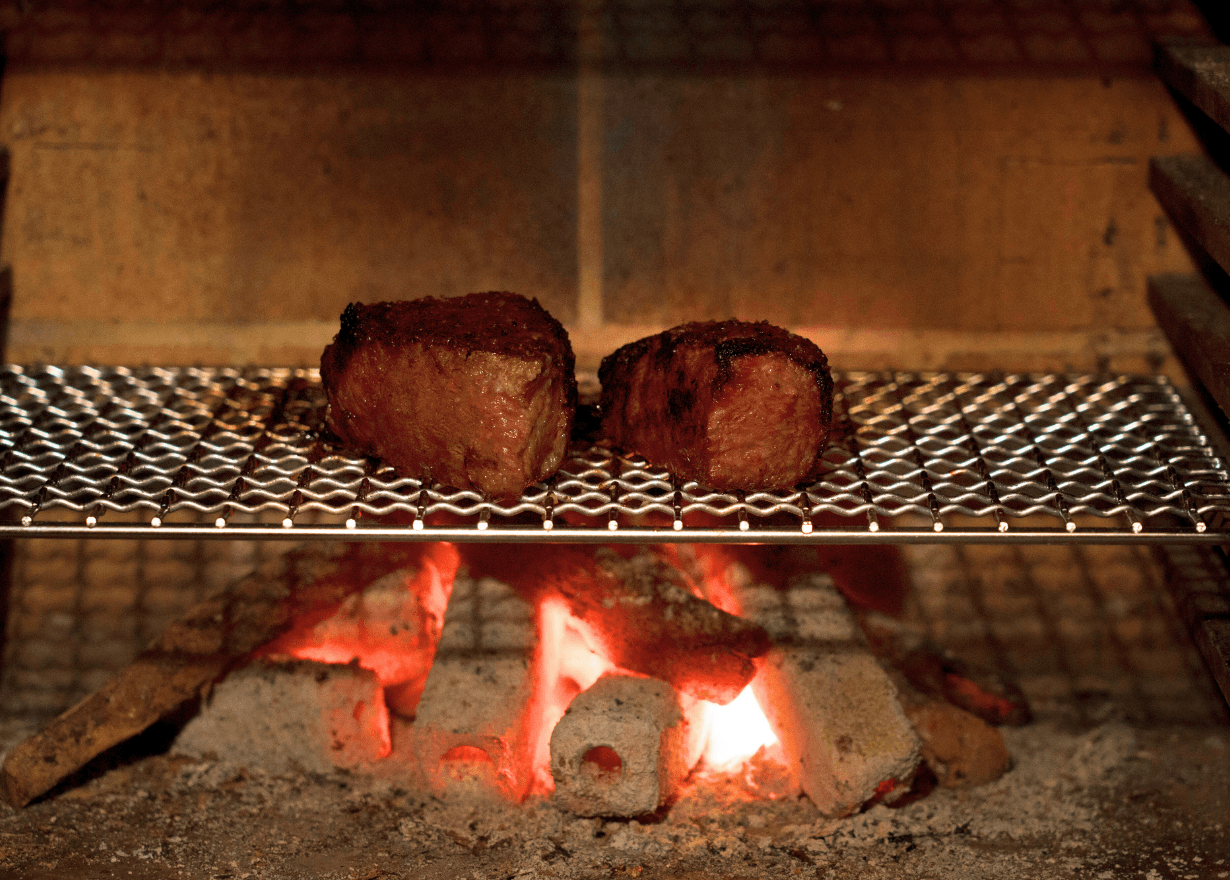 炉窯で焼き上げる | Grilled in a traditional kiln