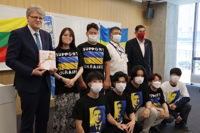 ジーカス大使(左)らと記念撮影に臨む稲葉ゼミの学生たち(7月20日)