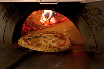 ナポリから輸入したこだわりの薪窯