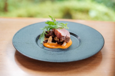 燻した　蔵王鴨のロースト　石巻原木椎茸と土垂里芋のコンフィ