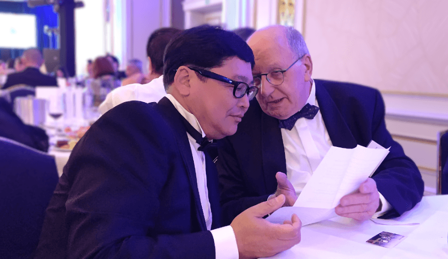 「金賞続出の鍵を握る謎の男」とテレビで紹介された株式会社Foods R&D代表取締役 安達 成明(左)がモンドセレクション審査委員長と意見交換をする様子