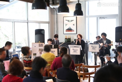 Airbnbホスト向けイベントで演奏する、社会人カバーバンド「7days1day」のメンバー。※観客の方の顔が写っている箇所には、プライバシー保護の観点から一部ぼかし加工を施しています。