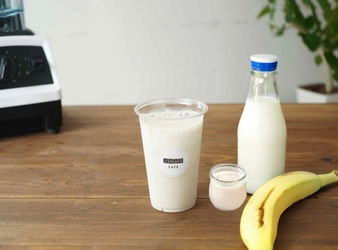 絶品バナナミルクスムージーが今だけ220円！ SMPL CAFEが来店1万組突破を記念して感謝キャンペーンを開催！