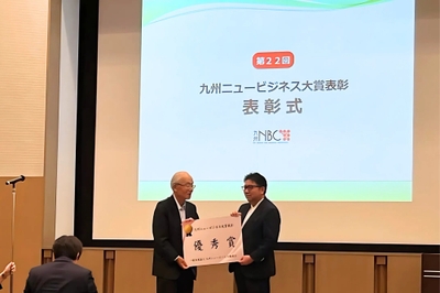 右側：代表取締役社長 竹下英徳