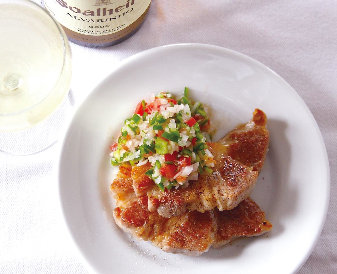 夏 #塾前じゃないごはん:見慣れた野菜を刻んで混ぜた爽やかなソースで「ピーマンサルサのポークソテー」