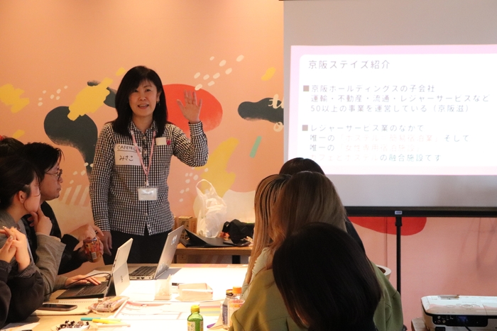 ▲京阪ステイズ代表／　松井美佐子 女性専用宿泊施設で３人女子旅のあり方を若手スタッフで考え実践する