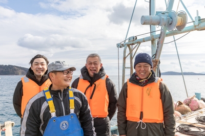 料理人が食材の産地や生産者様を訪ねる「ソト活」を主導する柏原（中央）、牡蠣生産者さまを訪ねました