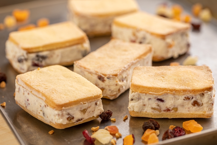 【カッサータアイスケーキサンド】イタリアシチリア発祥の伝統スイーツ。Fattoriaオリジナルの美味しさを自家製クッキーでサンド。