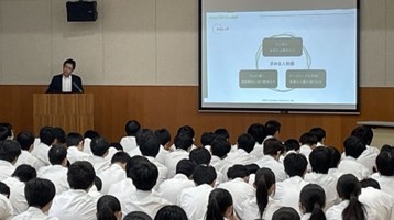 近畿大学附属広島高等学校東広島校で「キャリアセミナー」を開催　高校1年生に有名企業の社員による早期キャリア教育を実施