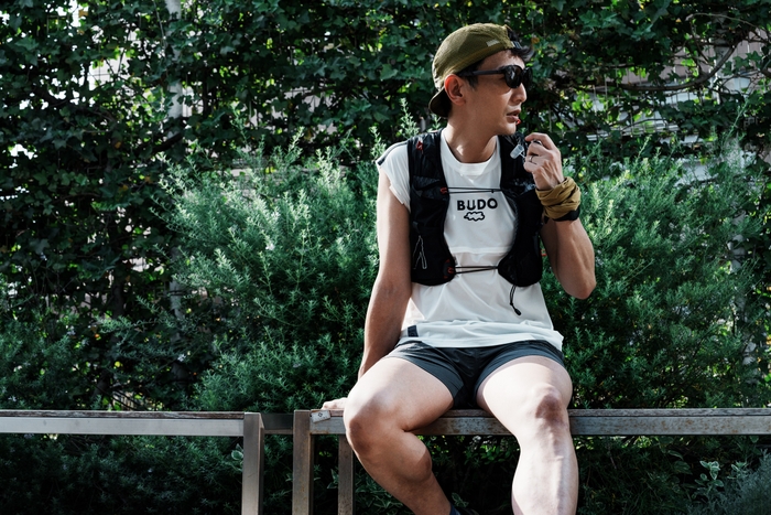 BUDOのランニングウェアは街にも山にも溶けこむデザイン。特別賞にはキャップ、トップス、ショーツの3品をパーソナルコーディネイト。