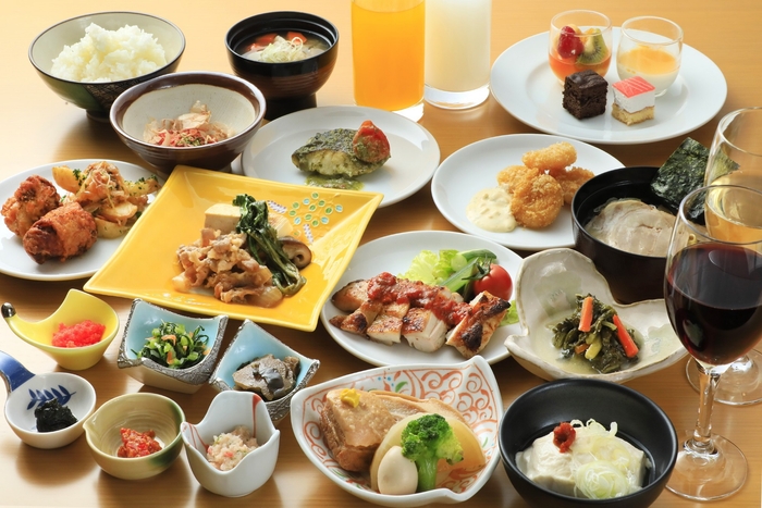 <食事> 地元食材を取り入れたお食事を夕朝食ともにビュッフェスタイルで。