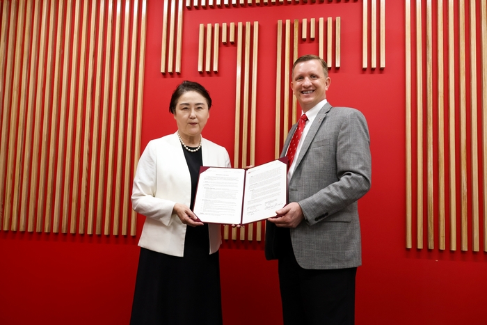 (左から)真下峯子校長、マシュー・ウィルソン学長