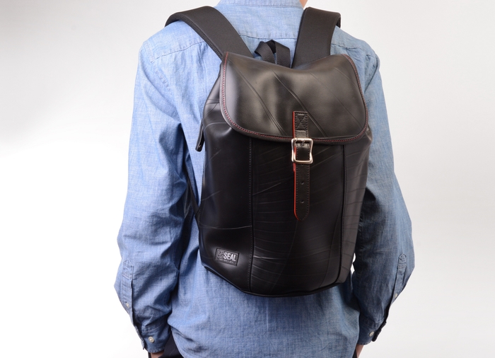 使用イメージ(ブラック×レッド)