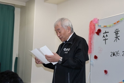 「これからは家庭動物として幸せな生活を送ってください」と挨拶する梶浦校長