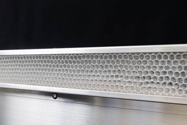 吹出口にはハニカム整流板を採用