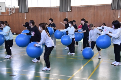 バランスボールを弾ませる運動