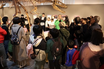 最終日のギャラリートークは来場者で満員状態でした