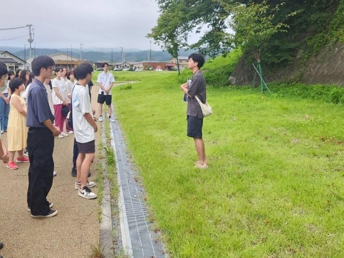 学生たちに呼び掛ける太田さん