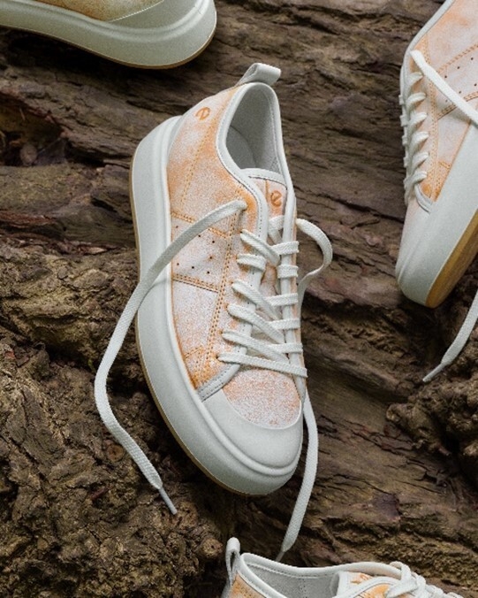 世界限定6,000足　国内では300足の数量限定