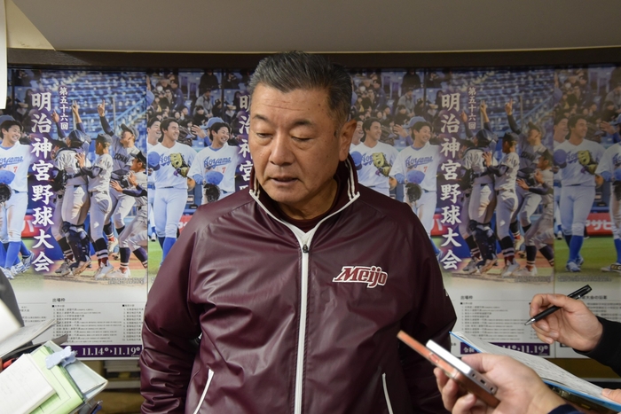 試合後に取材を受ける安江監督