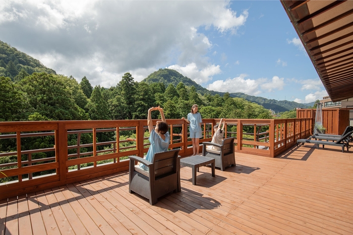 サウナ専用エリア「TOTONOI」ウッドデッキ(Premiumよ しのや依緑園)