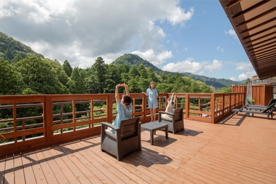 サウナ専用エリア「TOTONOI」ウッドデッキ（Premiumよ　しのや依緑園）