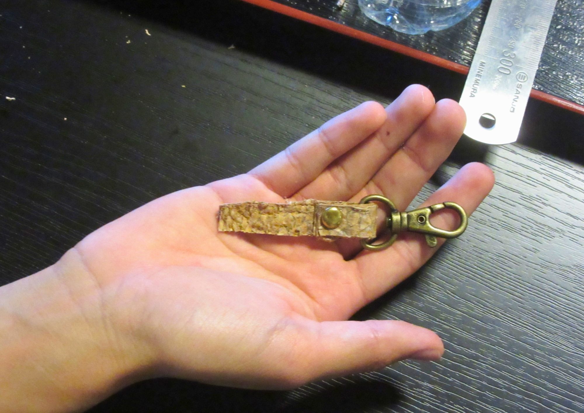 「魚の皮から革細工」の作品例