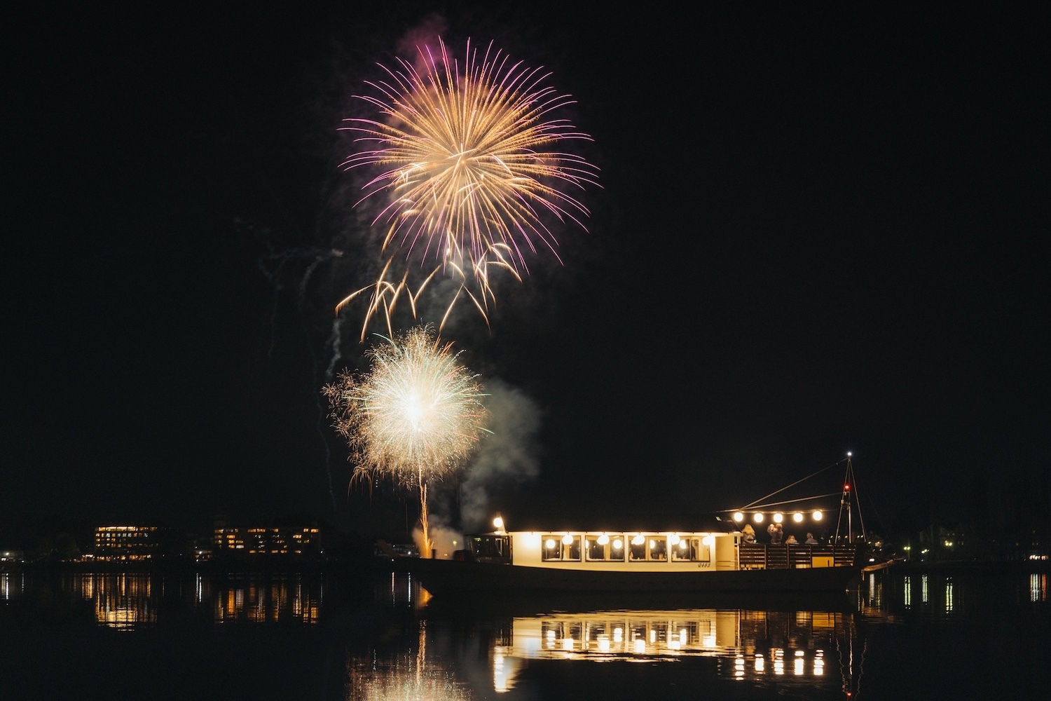 河口湖冬花火と屋形船