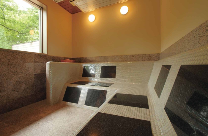 ゆと森倶楽部|渓流露天風呂「川の湯まる」併設の低温岩盤浴「川のサウナ」